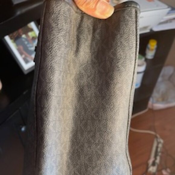 MICHAEL KORS, EUC LEATHER TOTE - Picture 3 of 13